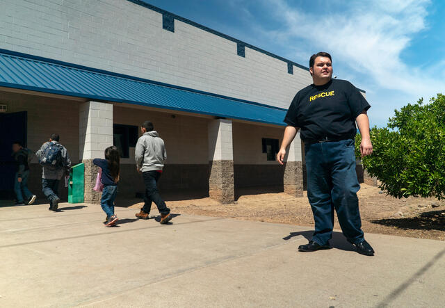 IRC staff member at an IRC-run shelter for asylum seeking families from Central America