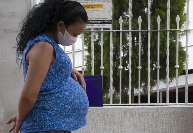 A pregnant Venezuelan woman wearing a mask