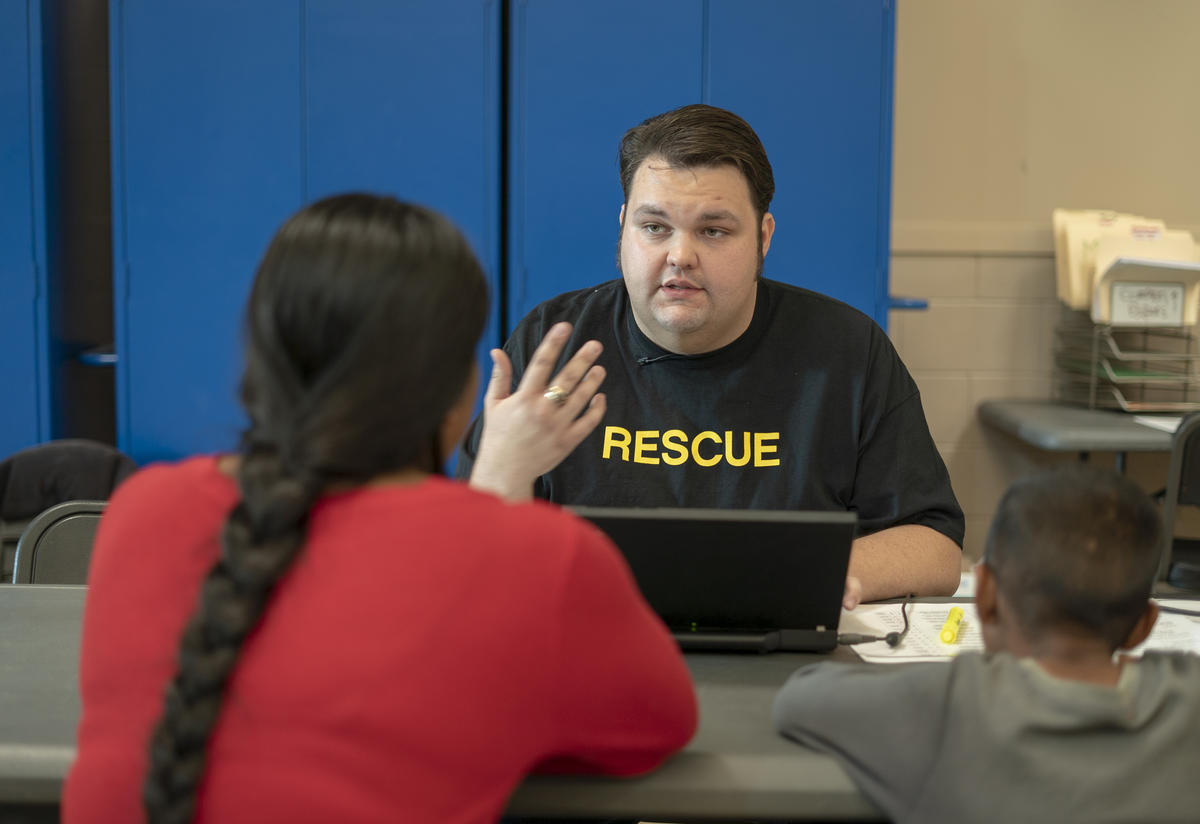 IRC staff member with Central American family seeking asylum in the U.S. IRC staff member with Central American family seeking asylum in the U.S.