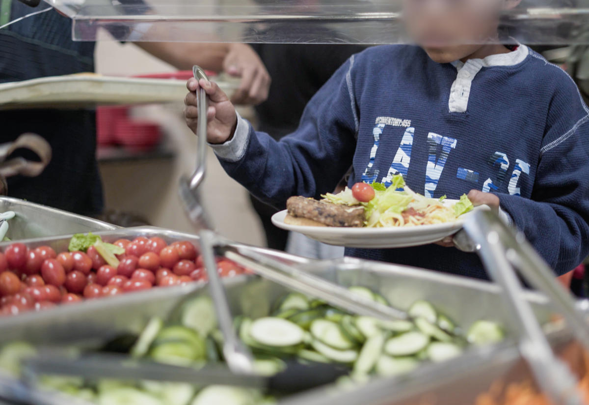 Asylum seeking families at an IRC-run shelter in Phoenix receive hot meals and water
