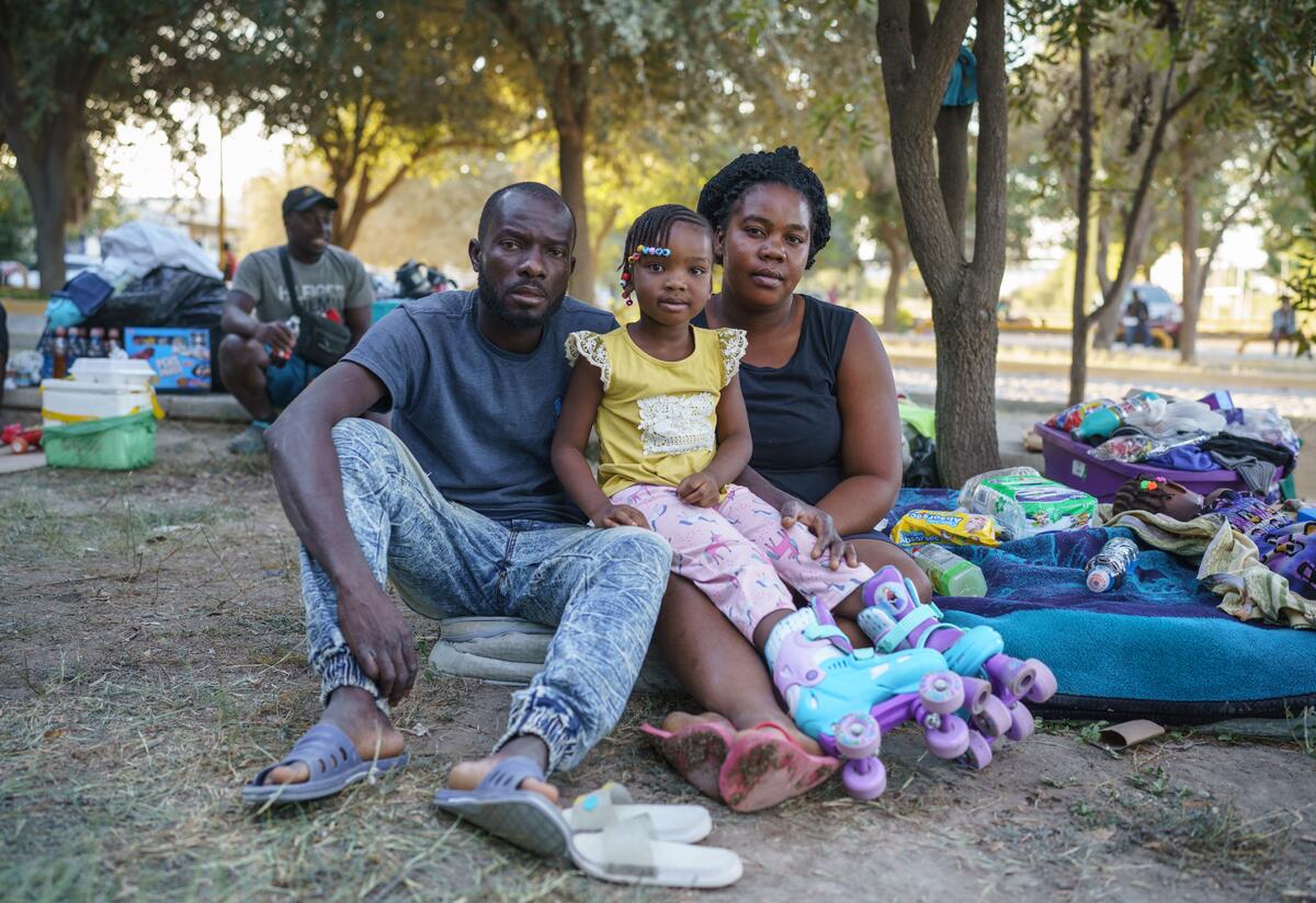 Una familia haitiana en un campamento improvisado en México