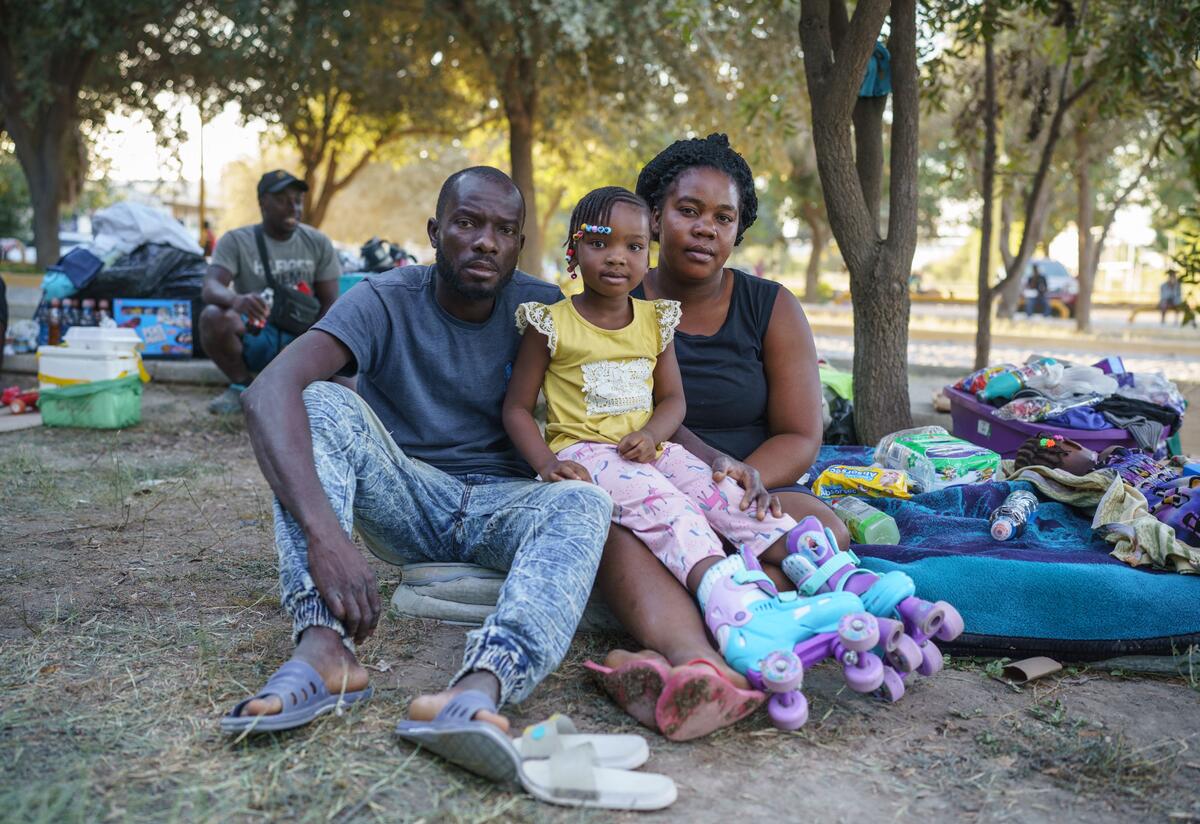 Una familia haitiana en un campamento improvisado en México espera para pedir asilo en los EE. UU. La Administración de Biden ha usado el Título 42 para expulsar a solicitantes de asilo haitianos y de otras procedencias en la frontera. Una familia haitiana en un campamento improvisado en México