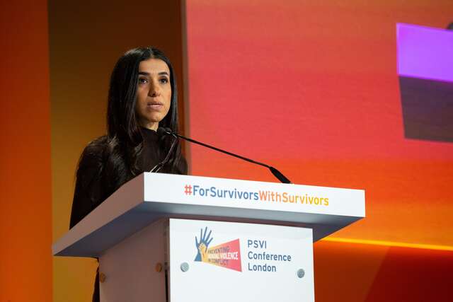 Nadia Murad bei einer Veranstaltung, hält eine Rede an einem Podest