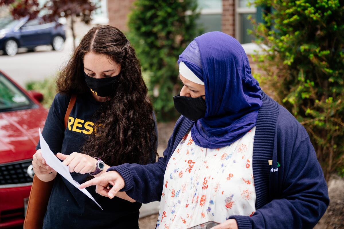 IRC staff help deliver Eid gifts Members of the IRC in Salt Lake City and the Al-Mustafa Foundation of Utah prepare for delivering Eid gifts.