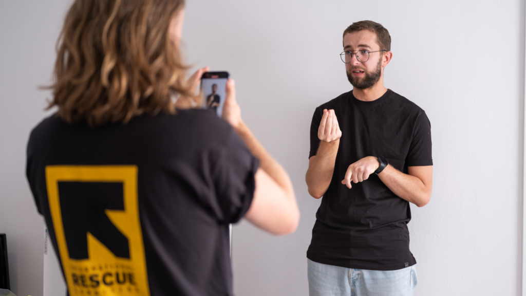 Oleksii und Roman Zwei Dolmetscher helfen gehörlosen ukrainischen