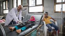 Ein Arzt in Jemen untersucht Betroffene des Cholera-Ausbruchs