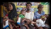 Eine Familie mit zwei Kleinkindern erhält im Flüchtlingslager Da Paing in Myanmar in einer von RESCUE unterstützten Klinik medizinische Versorgung.