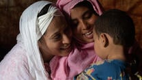 Razia sitzt mit einer Frau und ihrem Sohn in ihrem Frauenzentrum in Bangladesch