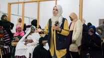 Eine medizinische Fachkraft mit Frauen in einer libyschen Klinik 
