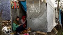 Zwei geflüchtete Frauen sitzen mit ihrem Hund vor einem Zelt im Flüchtlingslager auf der griechischen Insel Lesbos
