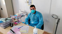 IRC Arzt mit Mundschutz in Jordanien 