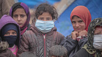 Kinder tragen Mundschutz um sich vor dem Coronavirus zu schützen