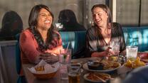 Zwei Frauen sitzen in einem Cafe und lachen herzlich in Phoenix, Arizona