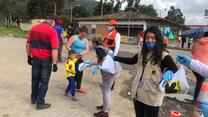 IRC-Teams verteilen Hygiene-Kits mit Seife, Zahnpasta, Zahnbürsten, Toilettenpapier und Handtüchern sowie Trinkwasser und Nahrungsmittel an venezolanische Migrant*innen an der Grenze zu Kolumbien.