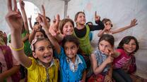 Kinder in einer IRC betriebenen Behelfsschule im Vertriebenenlager Karameh in der syrischen Provinz Idlib. 