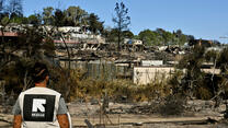 Ein IRC-Mitarbeiter schaut auf das zerstörte Lager Moria.