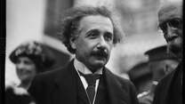 Albert Einstein umgeben von Leuten. 