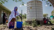 Eine Frau holt Wasser an einer von IRC bereitgestellten Anlage in Äthiopien