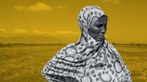 Kvinna står vid ett fält i Etiopien - Etiopien som är med på RESCUEs lista över de kriser som världen bör hålla extra koll på 2021 