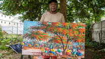 Chishimba håller upp sin konst