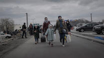 Kvinnor och barn tar sig över gränsen mellan Ukraina och Polen
