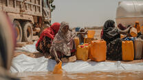 Frauen holen Wasser in Äthiopien