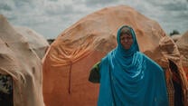 Bistra, eine somalische Geflüchtete, die in der Wüste steht