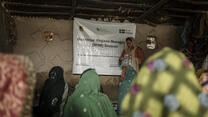 En workshop om hygien på en av RESCUEs särskilda trygga platser för kvinnor utanför Sanghar i Pakistan.