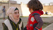 RESCUE stödjer människor i Syrien - bild på medarbetare tillsammans med ett barn. 