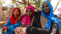 Aziza Ibrahim och hennes döttrar bor på en skola som just nu fungerar som ett härbärge för männniskor som har drivits på flykt från Khartoum. 