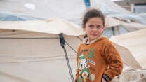 Flicka vid flyktingläger i nordvästra Syrien, dit hon och hennes familj flyttt.