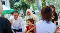 David Miliband trifft sich mit Klient*innen in Jordanien