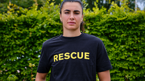 Zećira Mušović, Sveriges landslagsmålvakt, poserar i en trädgård med en RESCUE t-shirt på sig.