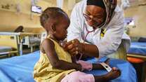 An IRC doctor treats a young girl at an IRC stabilization center in Nigeria.