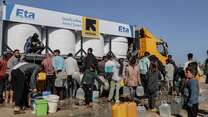 Familjer hämtar vatten från RESCUE:s vattentransporter i Khan Younis, Gaza. Restriktioner för bistånd gör det svårt för familjer att få tillgång till grundläggande förnödenheter.