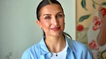 Meira Omar, som är ambassadör för RESCUE, ler mot kameran. 