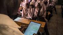 A teacher in Nigeria consults aprendIA and teaches a class in Nigeria.