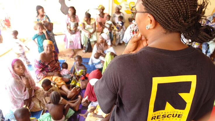 Eine IRC-Mitarbeiterin leistet Aufklärungsarbeit in Mali