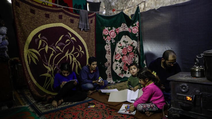 Familj i Syrien sitter och pysslar