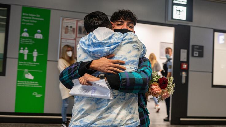 Ali und Mehdi umarmen sich im Flughafen.