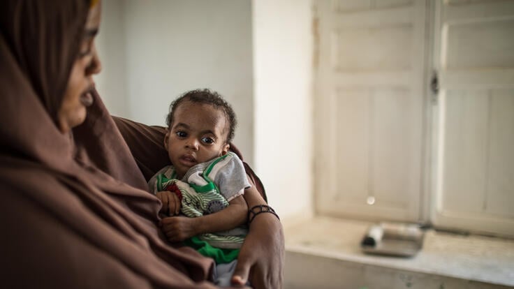 엄마 나지모는 예방 접종을 위해 그녀의 막내인 주후르를 소말리아의 국제구조위원회 클리닉으로 데려왔고 그곳에서 영양실조 클리닉에 소개되어 치료받았습니다.