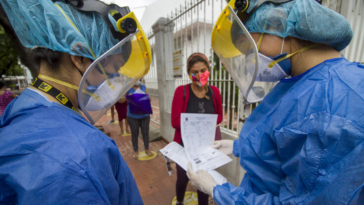 IRC staff take precautions to prevent the spread of COVID-19 at a health clinic in Cúcuta, Colombia, in 2020.