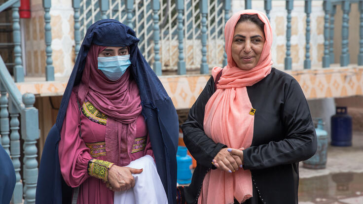 RESCUE:s biträdande hälsosamordnare Dr. Najia (höger) följer med det mobila hälsoteamet som består av kvinnor när de förbereder sig för att resa till en by i Khost-provinsen i östra Afghanistan.