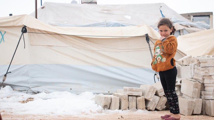 Jordbävning Syrien: En liten flicka står framför hennes familjs tält i Syrien. 