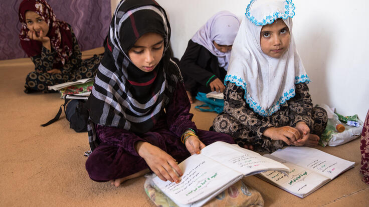 RESCUE har ett projekt för utbildning i Afghanistan - elever läser böcker i skolan. 