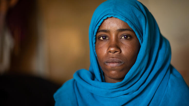 수단 동부 홍해 지역의 수도 포트 수단의 베자족 여성.