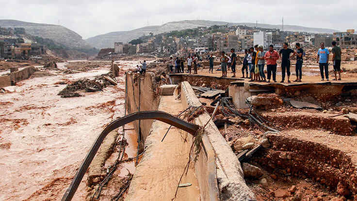 Jordbävning Libyen: Invånare i Derna, Libyen, undersöker den förödelse som skapats av översvämningarna. 