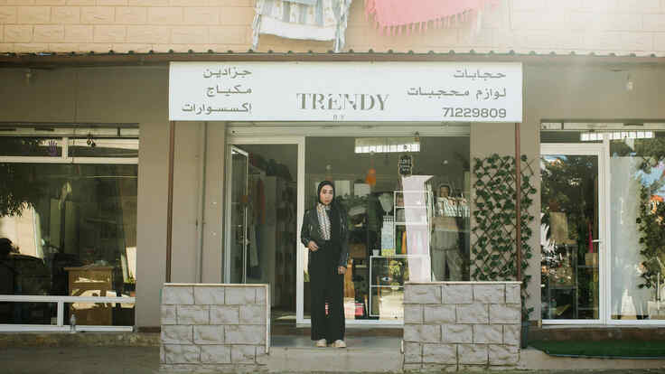 Nour steht vor ihrem Laden in Chehime, Libanon.
