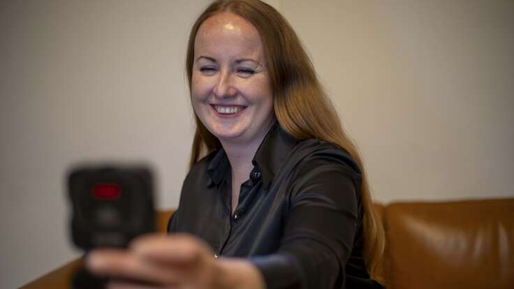 Svitlana nimmt ein neues Video für ihre Social-Media-Kanäle auf. 