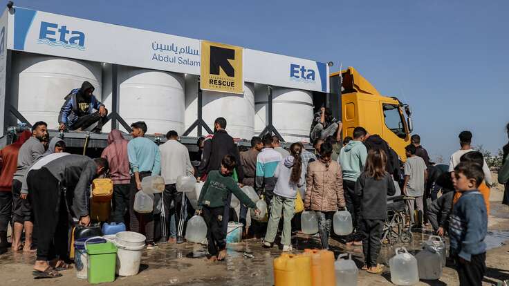Familjer hämtar vatten från RESCUE:s vattentransporter i Khan Younis, Gaza. Restriktioner för bistånd gör det svårt för familjer att få tillgång till grundläggande förnödenheter.